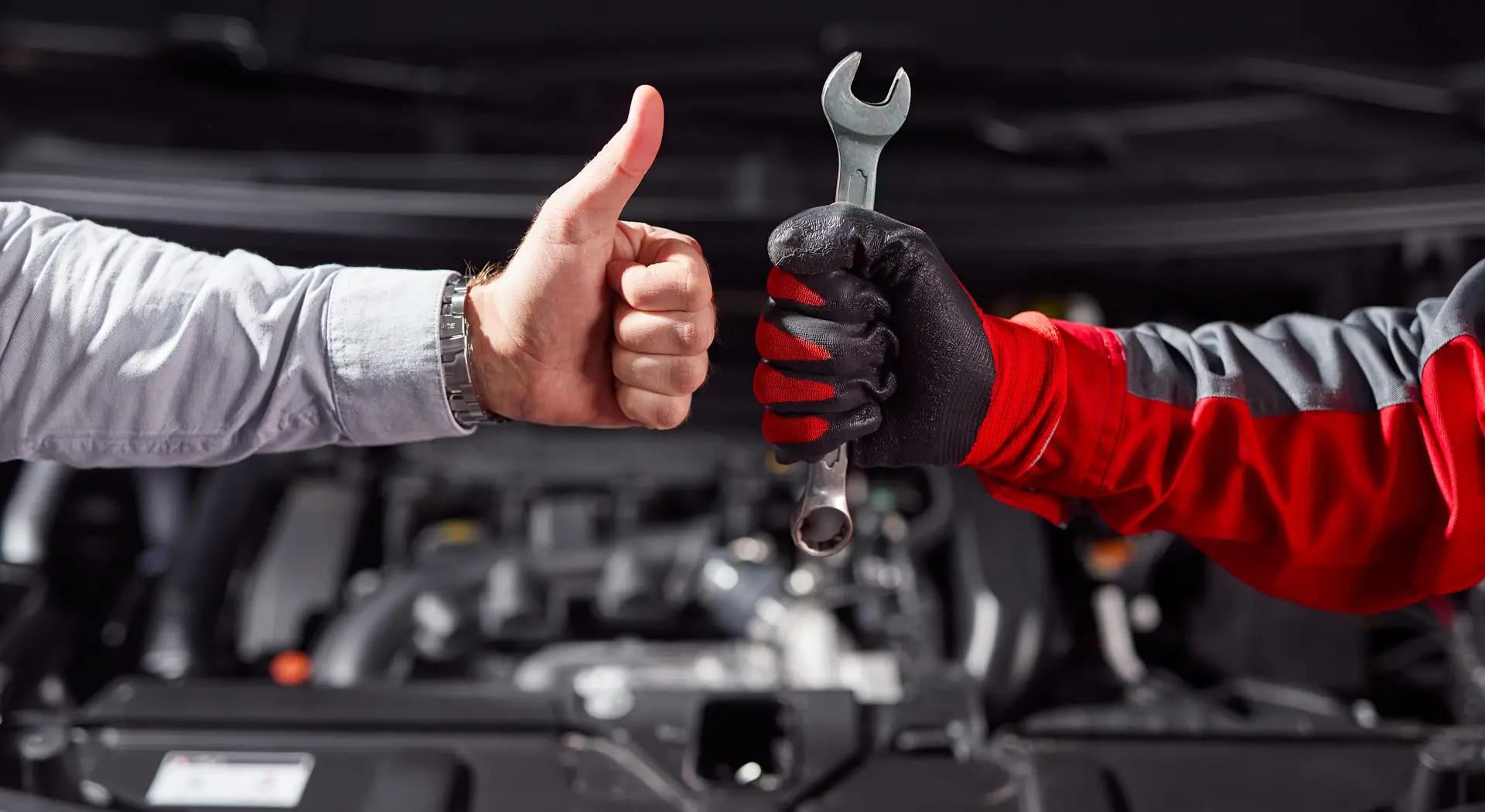 Manos de dos ingenieros