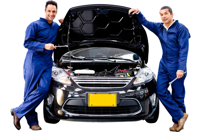 Dos mecanicos frente a un auto