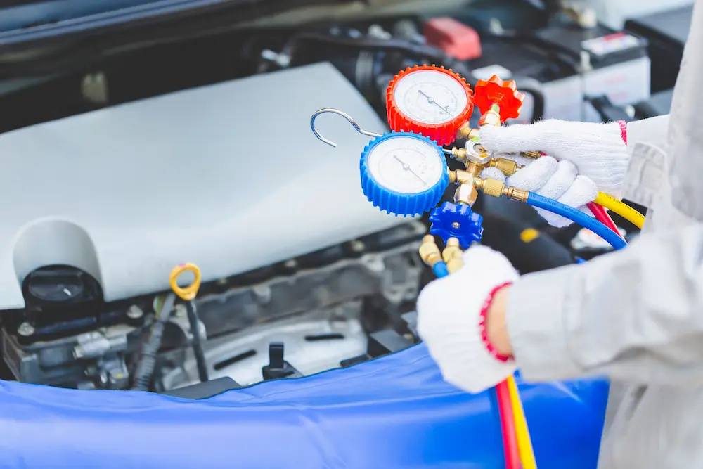 Mecanico verificando un vehiculo